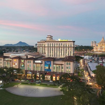 The Waterfront Hotel Kuching Exteriér fotografie The Royal Paragon Hotel