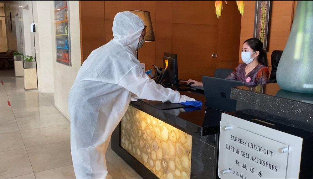 The Waterfront Hotel Kuching Exteriér fotografie A guest wearing a hazmat suit at a hotel in Beijing, China