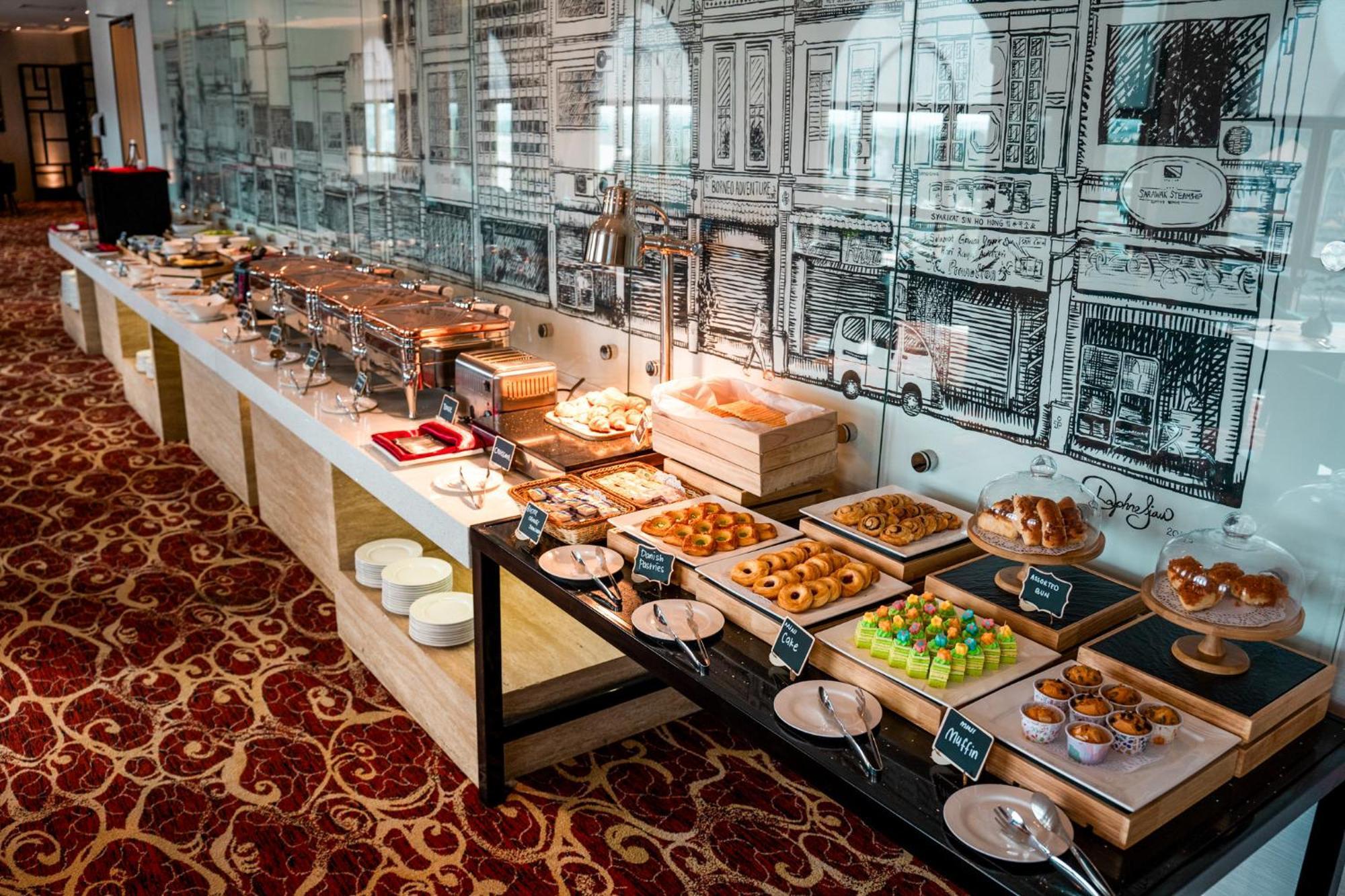 The Waterfront Hotel Kuching Exteriér fotografie A buffet at a hotel