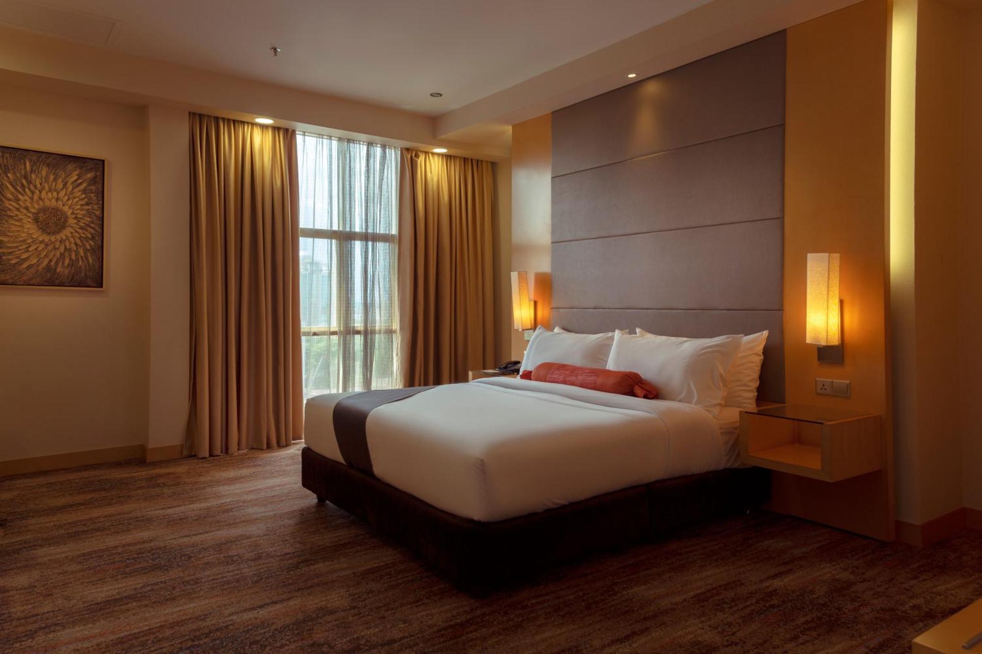 The Waterfront Hotel Kuching Exteriér fotografie A bedroom at the hotel