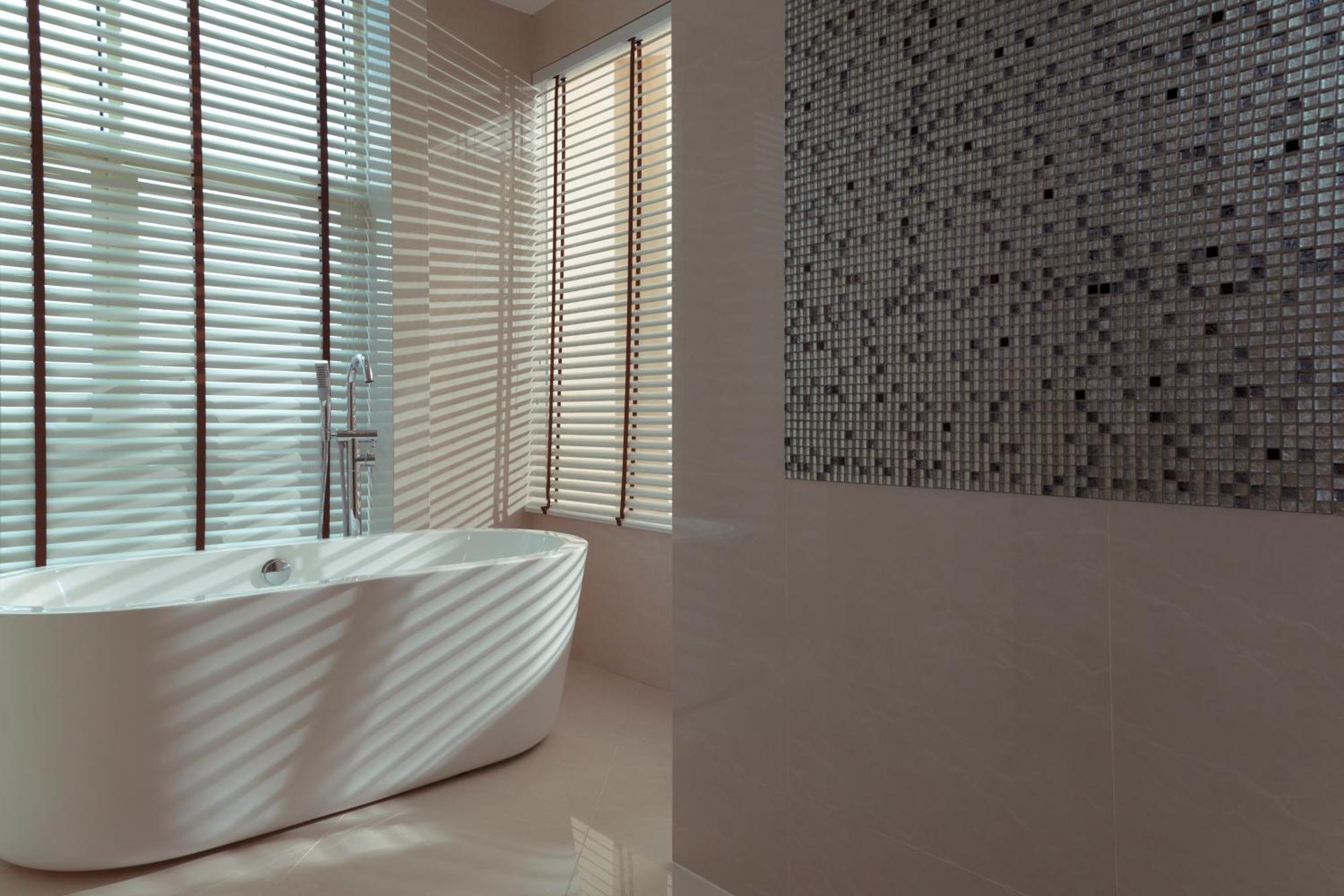 The Waterfront Hotel Kuching Exteriér fotografie Venetian plaster in a bathroom