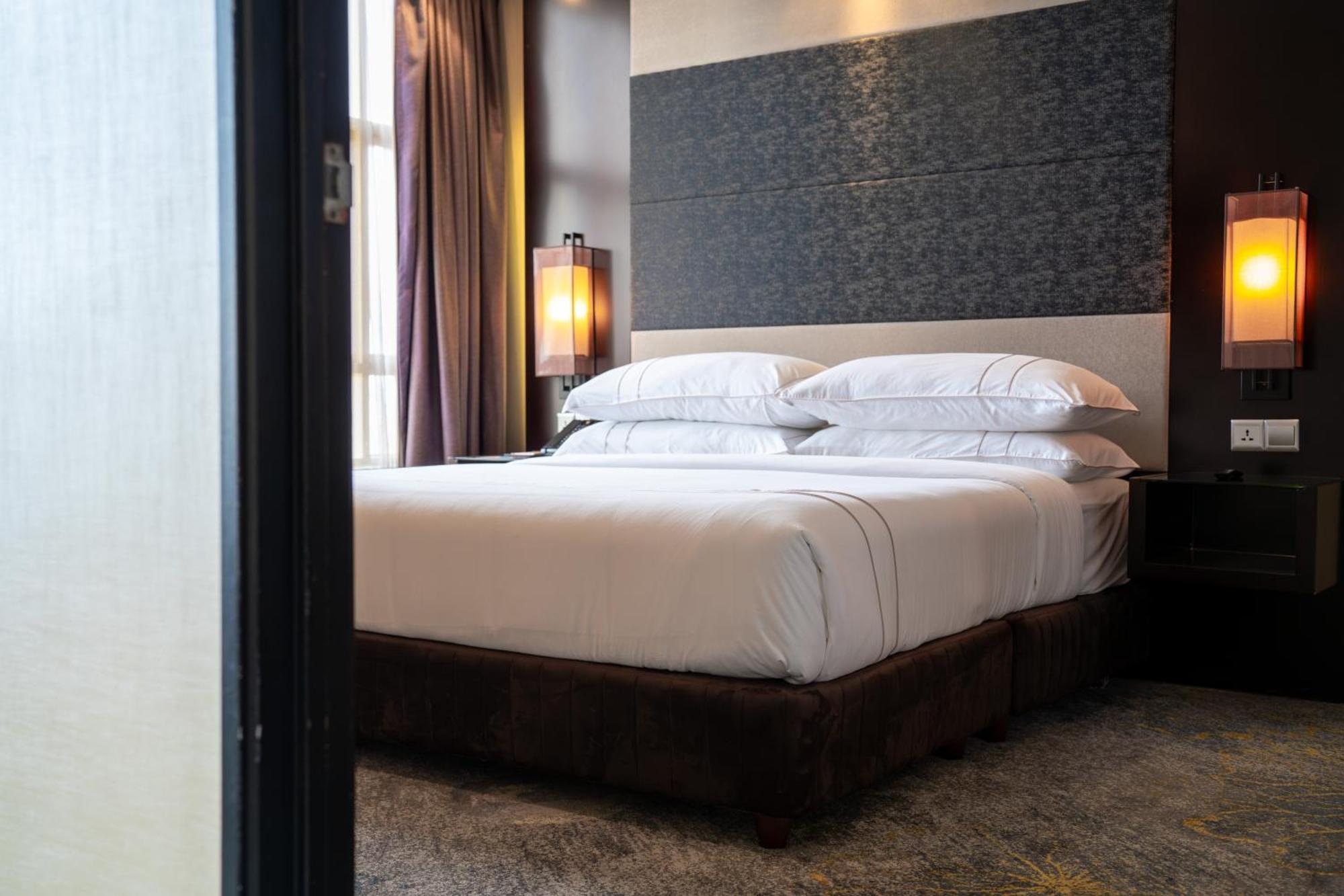 The Waterfront Hotel Kuching Exteriér fotografie A bedroom at the hotel