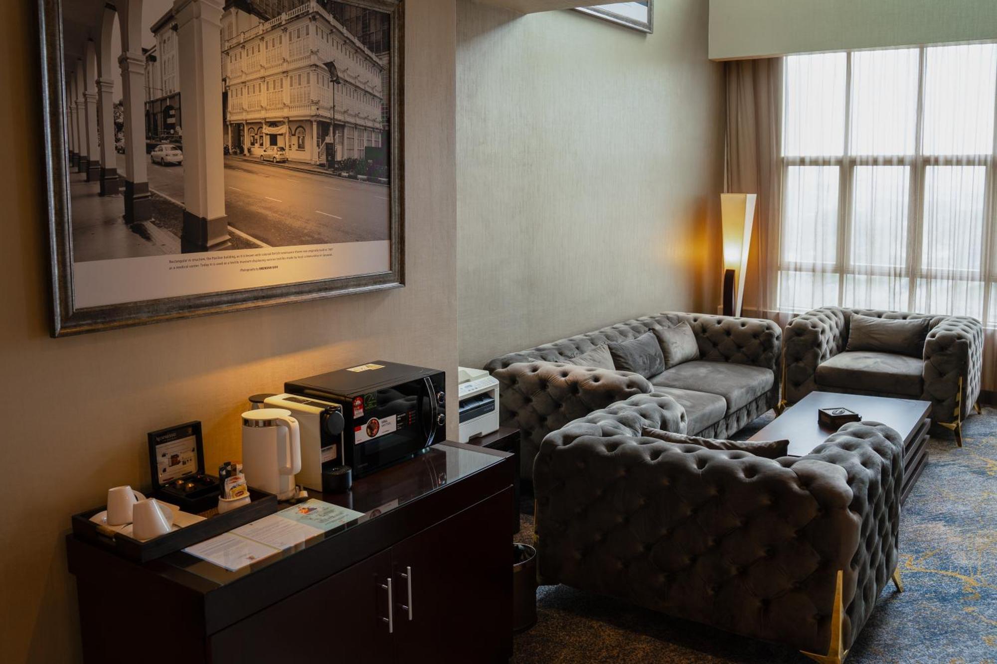 The Waterfront Hotel Kuching Exteriér fotografie The lounge at the airport
