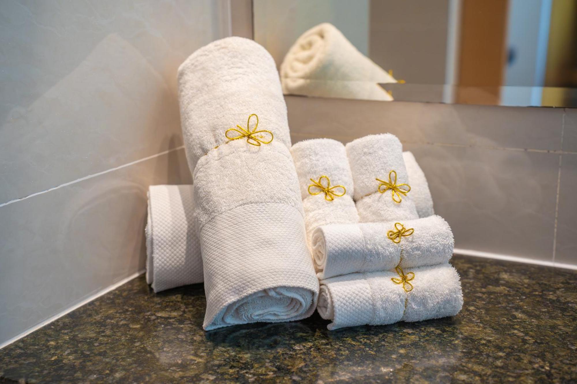 The Waterfront Hotel Kuching Exteriér fotografie Bath towels