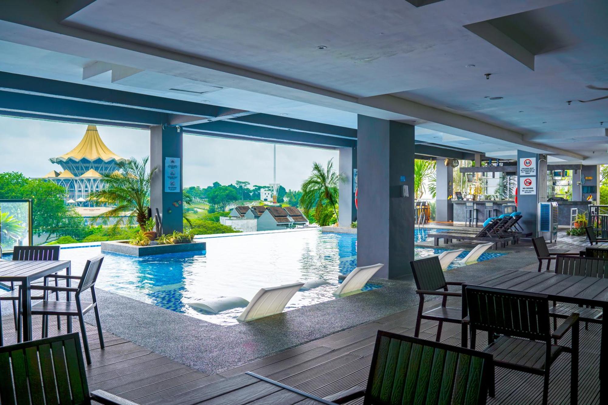 The Waterfront Hotel Kuching Exteriér fotografie The pool at the hotel