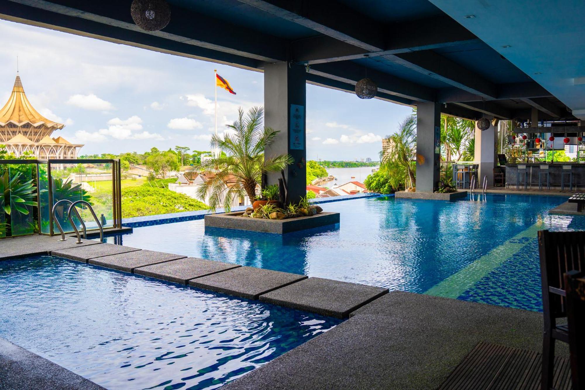 The Waterfront Hotel Kuching Exteriér fotografie Infinity pool at the hotel