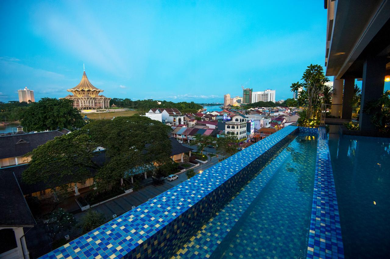 The Waterfront Hotel Kuching Exteriér fotografie View of the Sultan Omar Ali Saiffuddin Mosque from the pool deck of the hotel