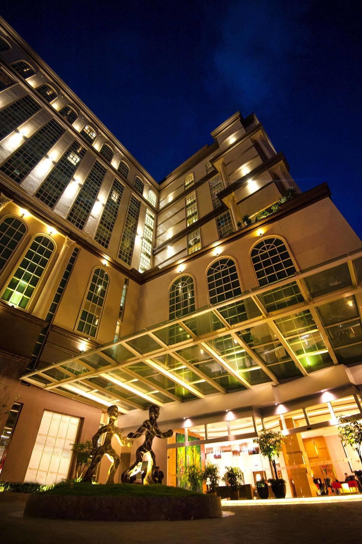 The Waterfront Hotel Kuching Exteriér fotografie The hotel's facade