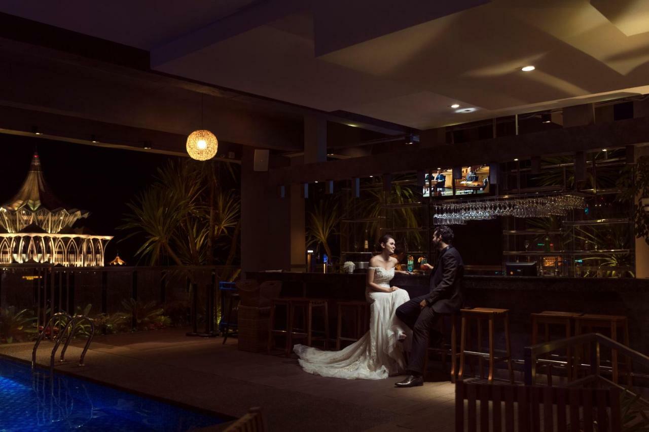 The Waterfront Hotel Kuching Exteriér fotografie The bar at the hotel