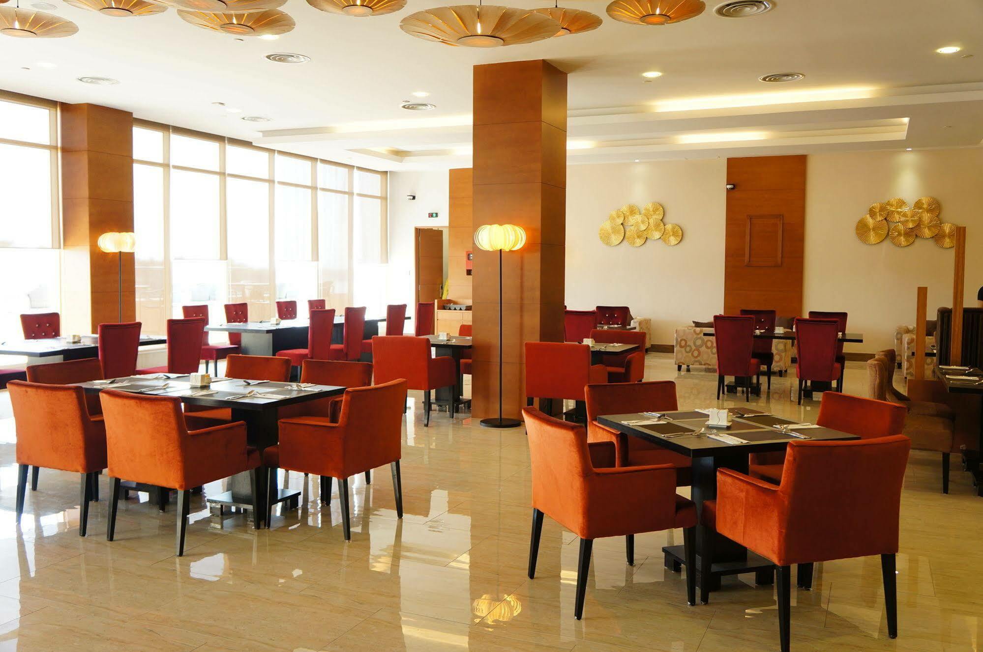 The Waterfront Hotel Kuching Exteriér fotografie The restaurant