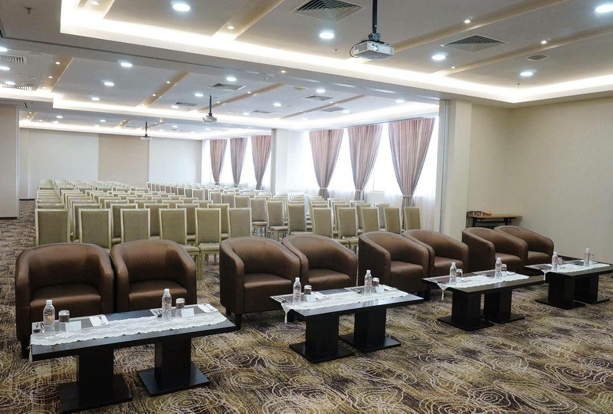 The Waterfront Hotel Kuching Exteriér fotografie Meeting room